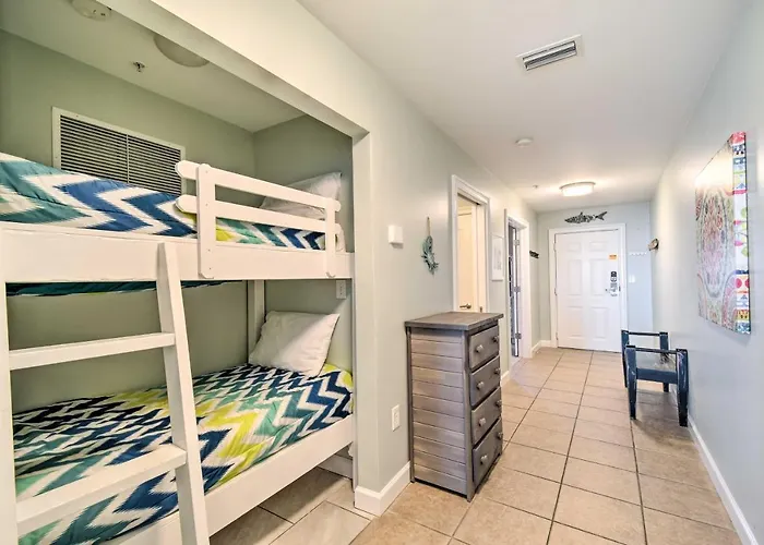 With Pool View Walk To Beach! Apartment *