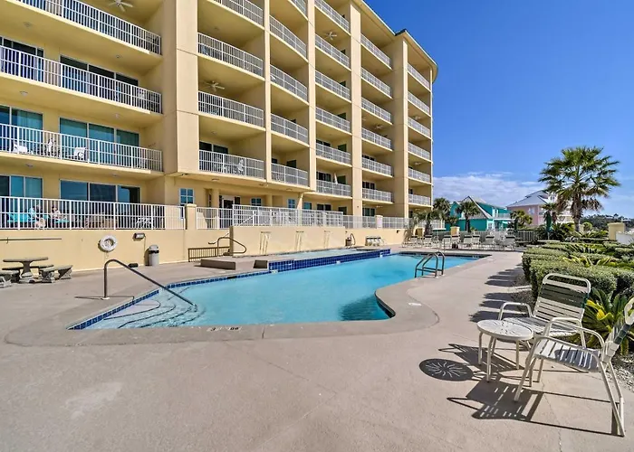 With Pool View Walk To Beach! Apartment