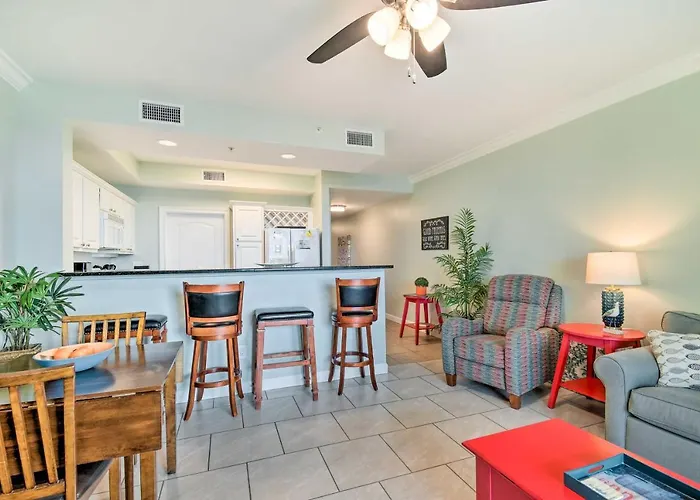 With Pool View Walk To Beach! Apartment