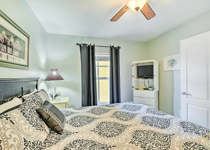 Apartment With Pool View Walk To Beach!